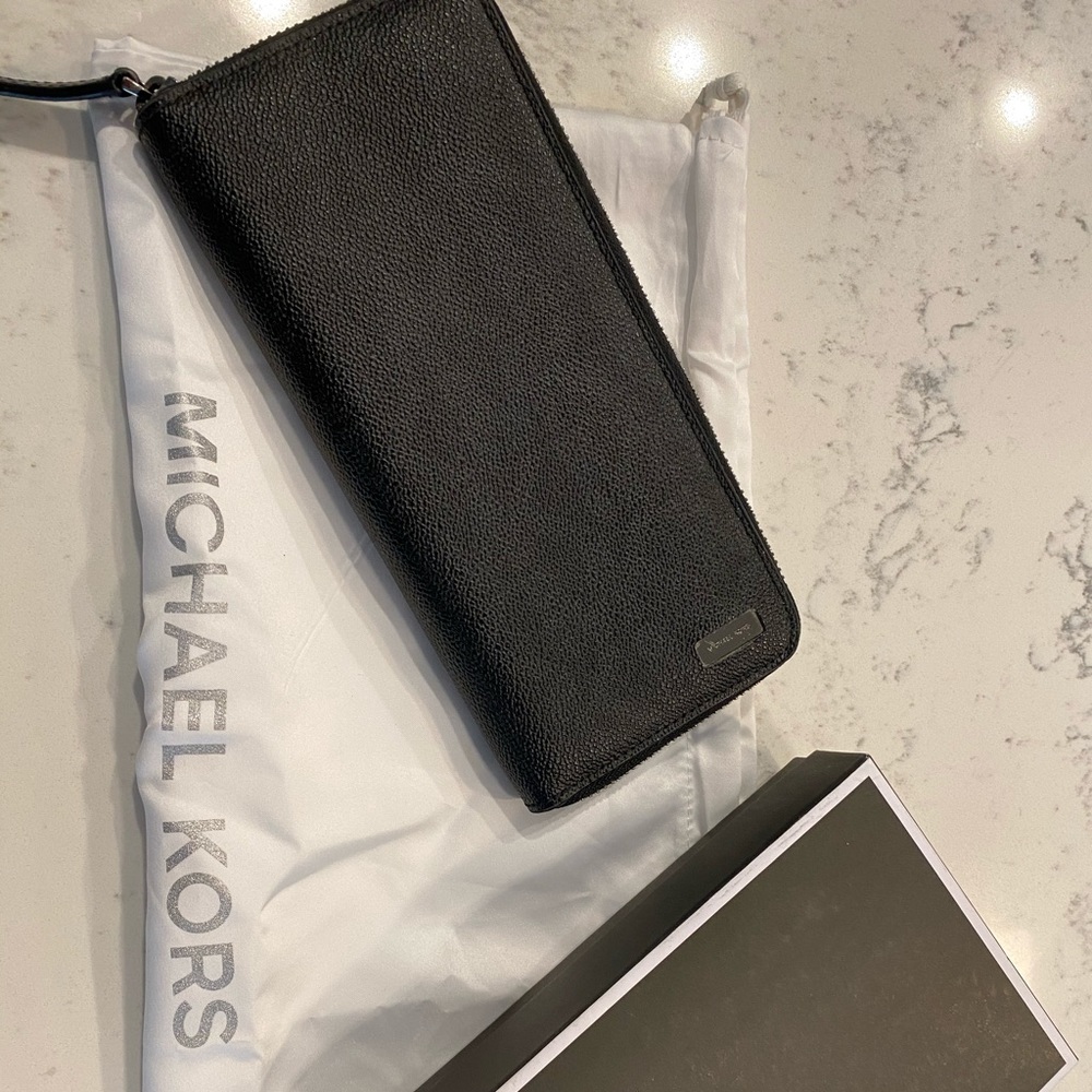 Men’s Michael Kors zipper wallet